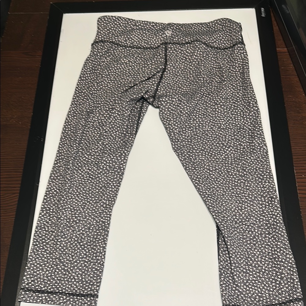 Lululemon low rise cropped Black and White Leggings